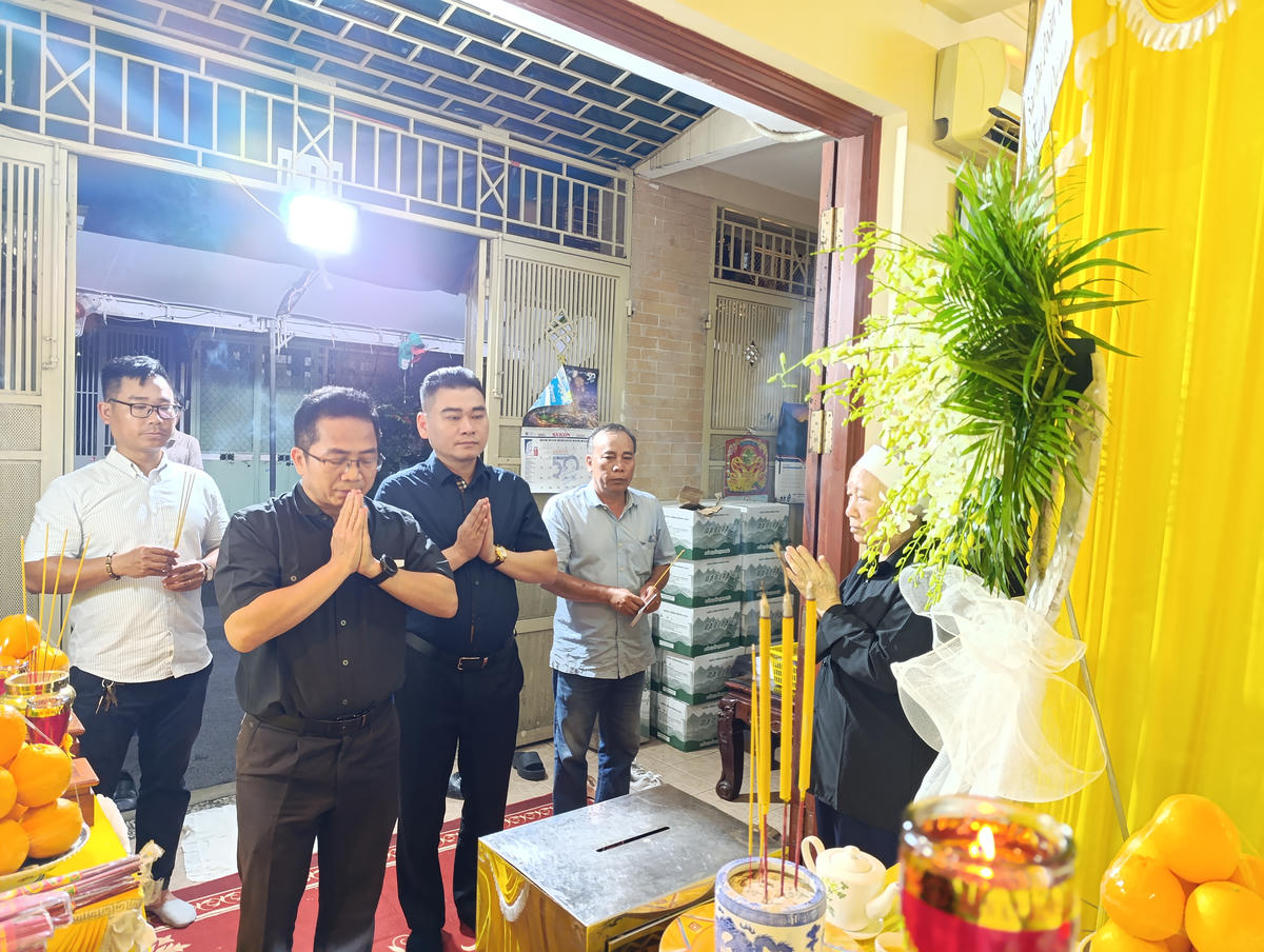 Đoàn đại diện Báo Đại đoàn kết vào viếng nguyên Tổng Biên tập Nguyễn Ngọc Thạch. Ảnh: Hồng Phúc.