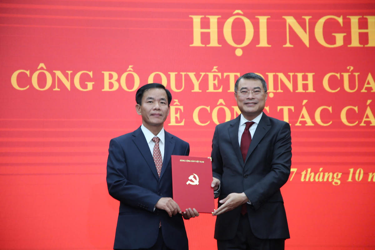 Ông Lê Minh Hưng, Ủy viên Bộ Chính trị, Bí thư Trung ương Đảng, Trưởng Ban Tổ chức Trung ương trao Quyết định của Bộ Chính trị về việc điều động, chỉ định ông Nguyễn Văn Phương giữ chức Bí thư Tỉnh ủy Quảng Trị. Ảnh: C.S.