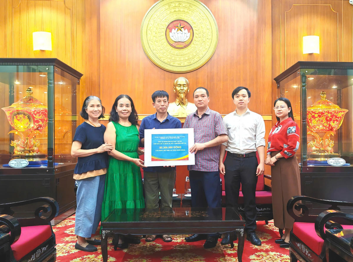 Ủy ban Trung ương MTTQ Việt Nam tiếp nhận ủng hộ từ các tổ chức, cá nhân. Ảnh: Văn Hoa