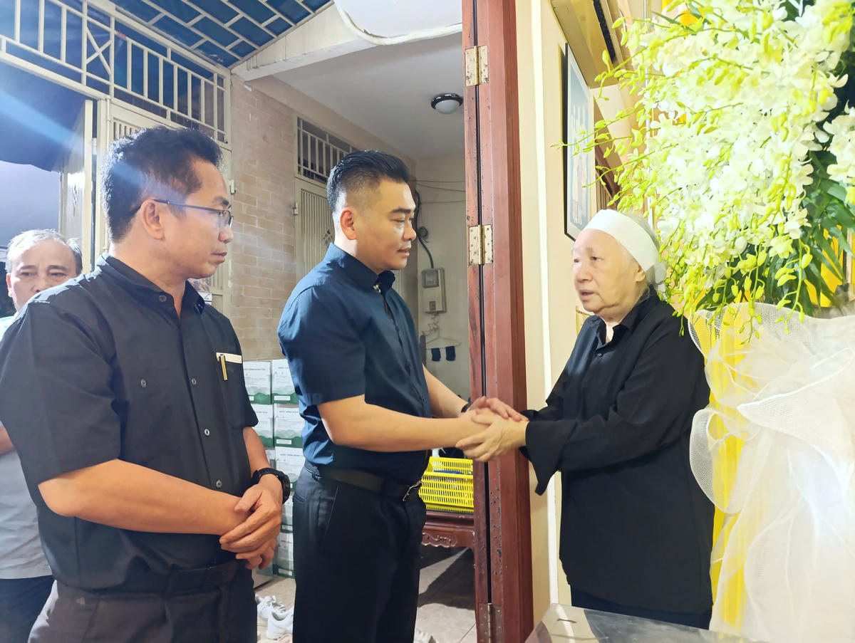 Báo Đại đoàn kết tổ chức đoàn đến viếng nguyên Tổng Biên tập Nguyễn Ngọc Thạch