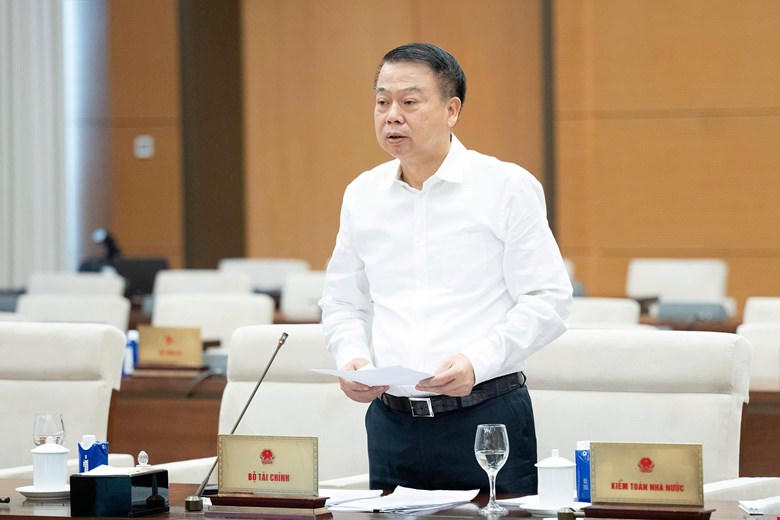 Thứ trưởng Bộ Tài chính Nguyễn Đức Chi báo cáo tại phiên họp (Ảnh: Phạm Thắng)