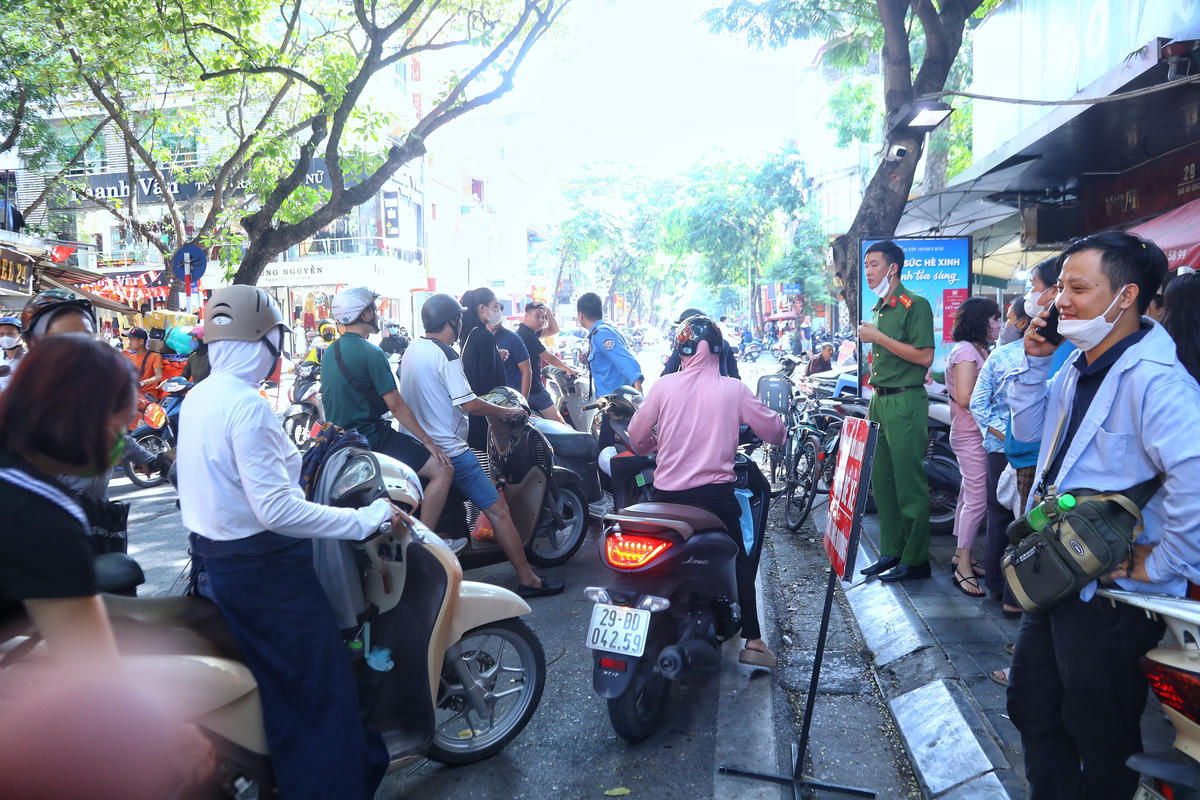 Thậm chí, vỉa hè, lòng đường luôn đông đúc người dân mua vàng.