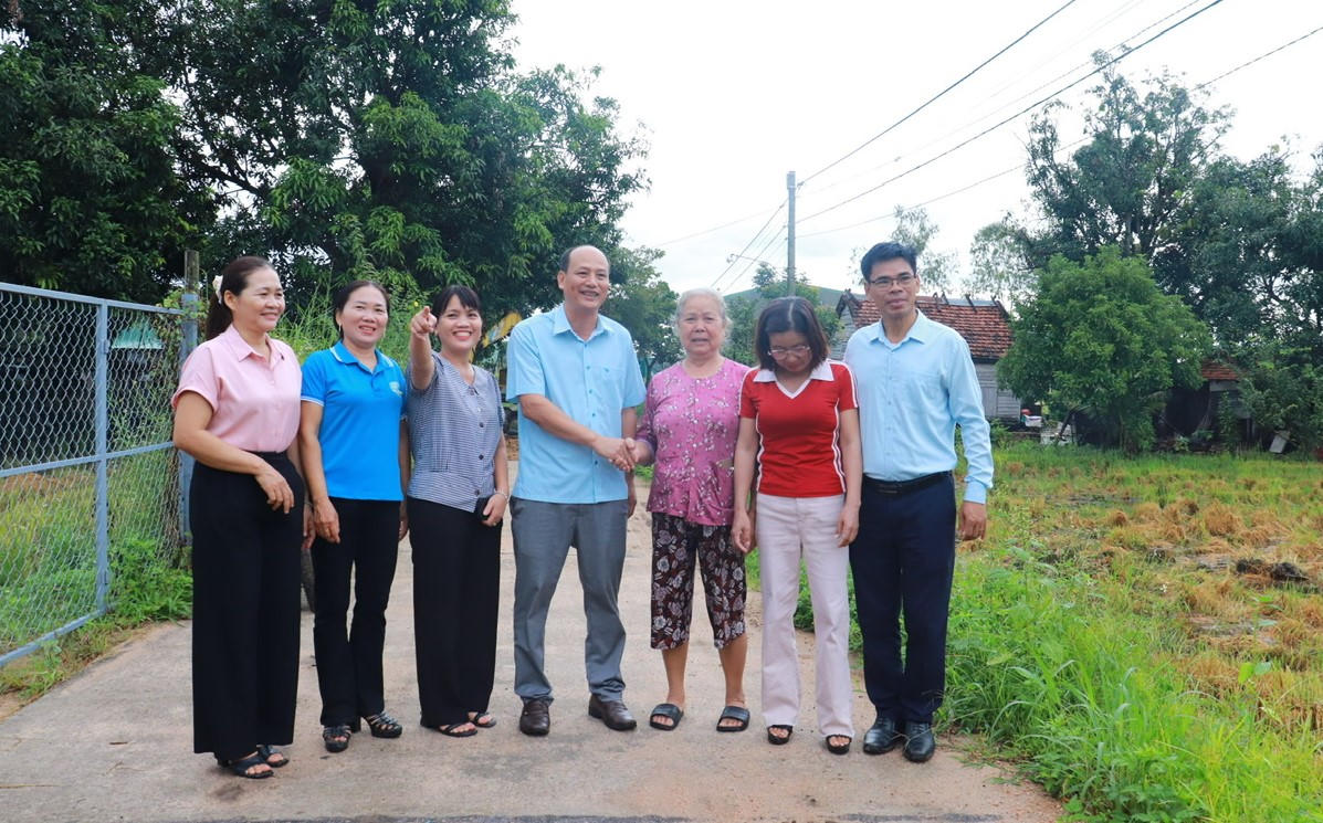 Lãnh đạo xã Ia Hiao cảm ơn các người dân tự nguyện hiến đất làm đường nông thôn. Ảnh: CV.

