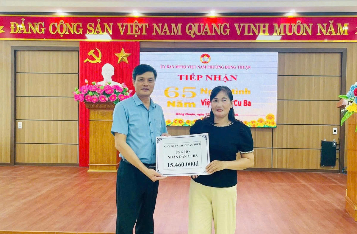 Ủy ban Mặt trận Tổ quốc Việt Nam phường Đồng Thuận tiếp nhận sự chung tay ủng hộ của người dân ở các tổ dân phố. Ảnh: CTV.