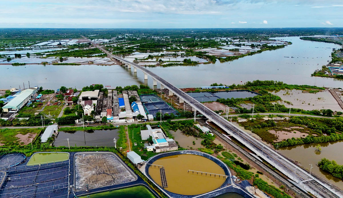 Cầu qua sông Gành Hào được thông xe kỹ thuật ngày 19/4/2025, có ý nghĩa quan trọng trong thúc đẩy giao thông, kinh tế, xã hội và du lịch của tỉnh Cà Mau, nhất là khu vực cửa biển, góp phần tạo sự kết nối thông suốt từ bờ Đông sang bờ Tây (Công trình chào mừng Đại hội Đảng bộ tỉnh Cà Mau). Ảnh BTC&nbsp;