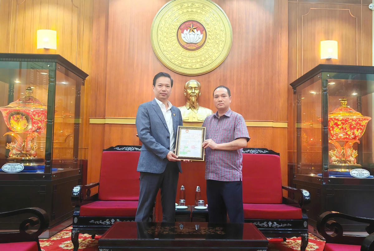 Ủy ban Trung ương MTTQ Việt Nam tiếp nhận ủng hộ từ các tổ chức, cá nhân. Ảnh: Văn Hoa