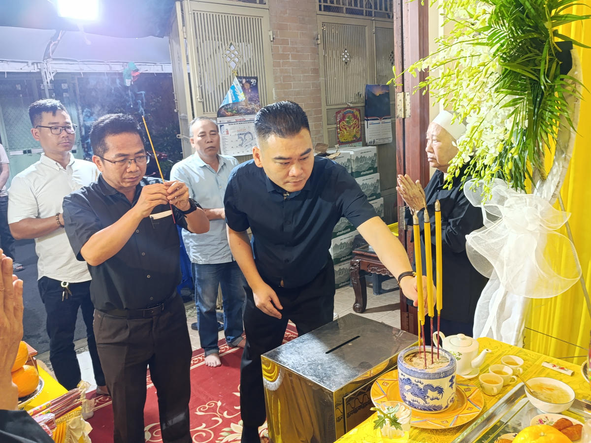 Phó Tổng Biên tập Trần Bảo Trung cùng đoàn đại diện Báo Đại đoàn kết vào thắp hương tưởng niệm nhà báo Nguyễn Ngọc Thạch. Ảnh: Hồng Phúc.