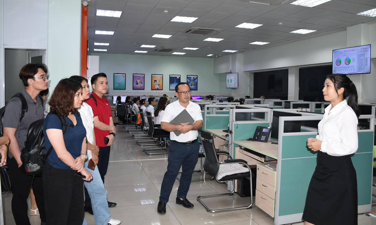 Phóng viên các cơ quan báo chí tham quan thực tế. Ảnh: T.M.