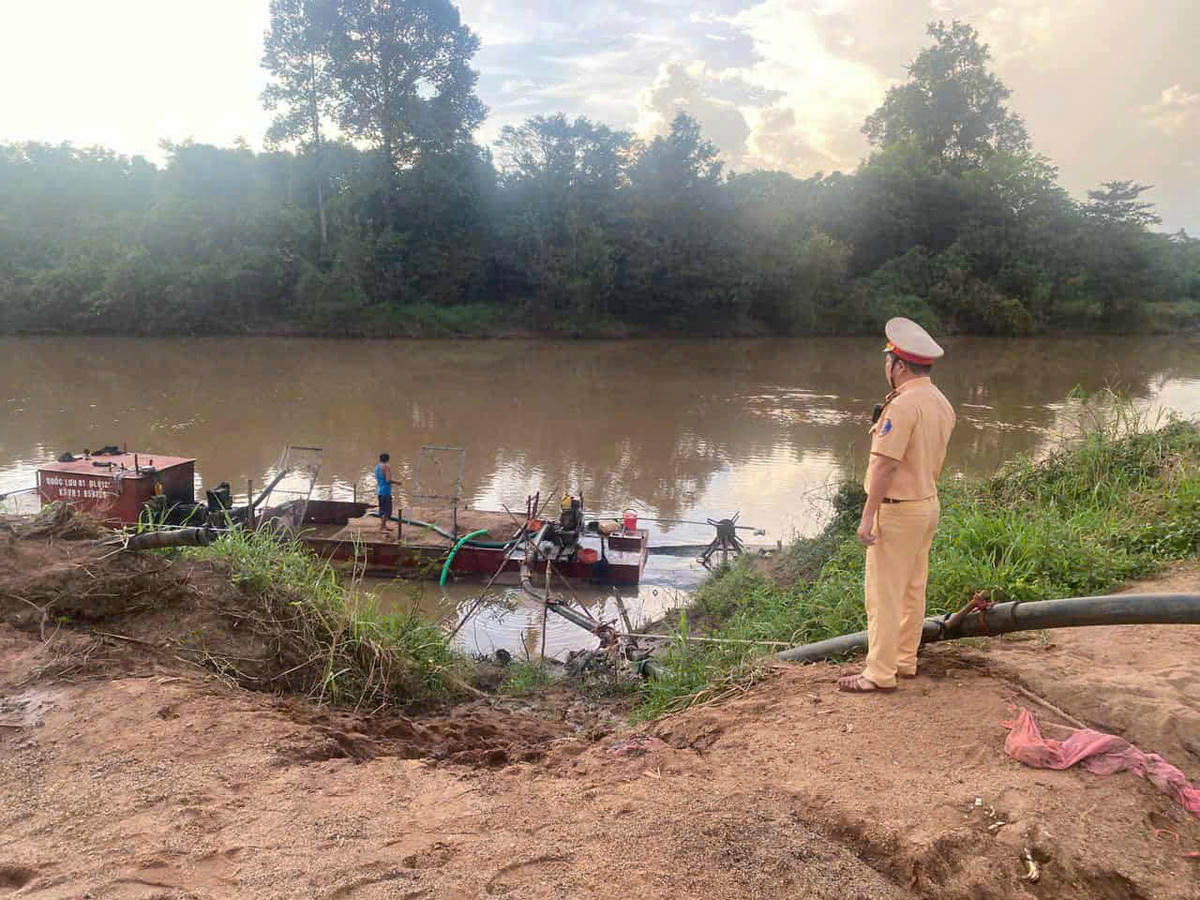 Hiện trường vụ khai thác cát. Ảnh: SĐ.