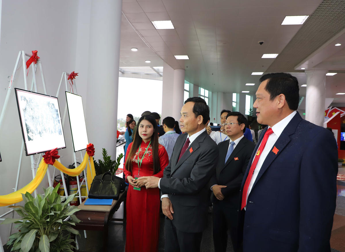 Bí thư Trung ương Đảng, Bí thư Thành ủy TP Hồ Chí Minh Trần Lưu Quang tham quan các điểm trưng bày tại Đại hội. Ảnh Trung Kiên. 