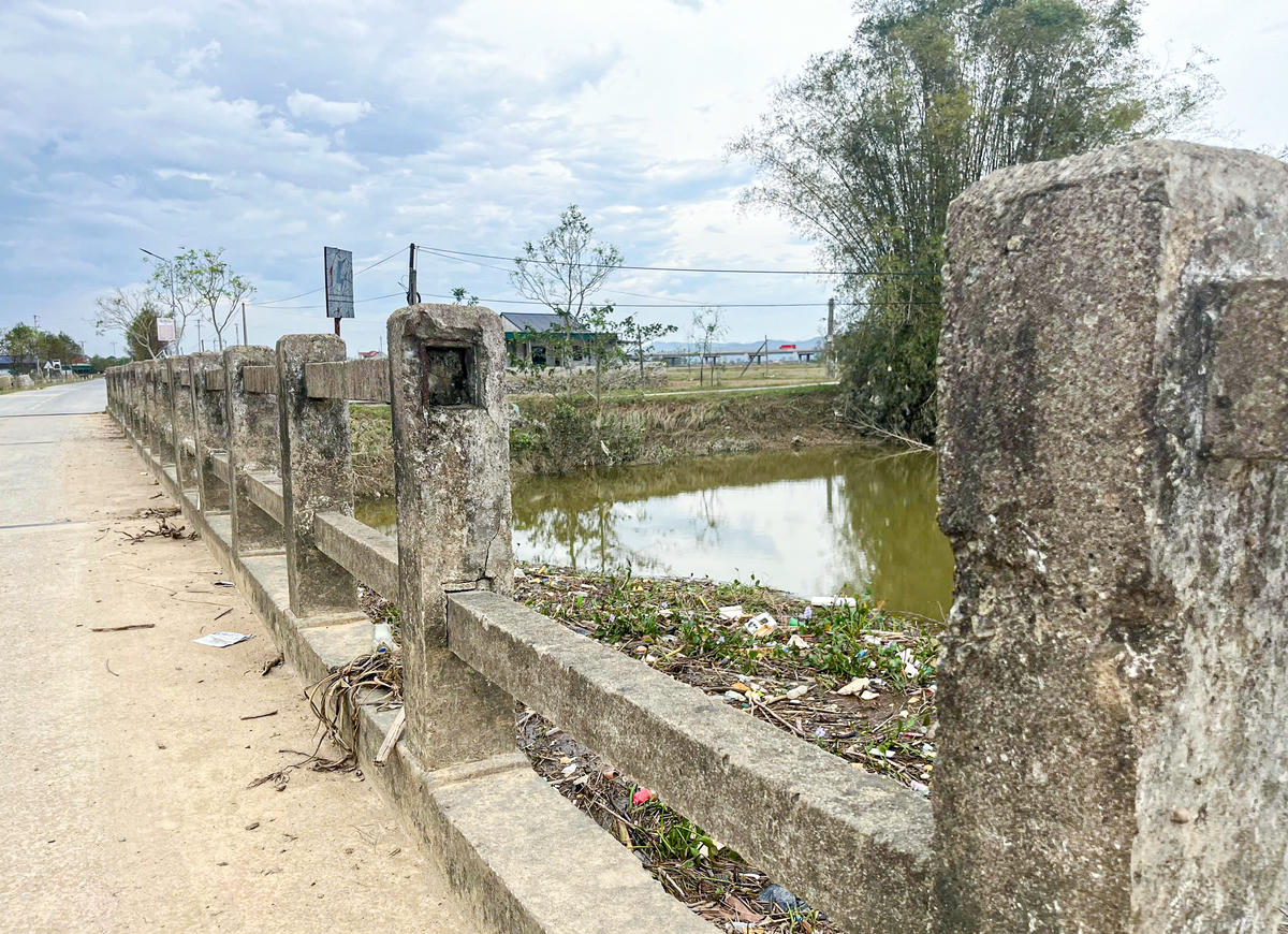 Trải qua thời gian dài không được đại tu, cầu đã xuống cấp nghiêm trọng. Ảnh: Cẩm Kỳ