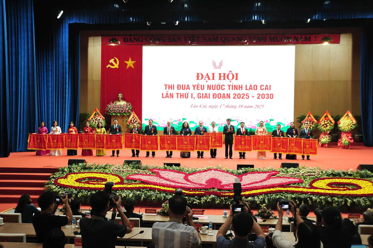 Những tập thể và cá nhân được tặng bằng khen. Ảnh: Khôi Hùng.