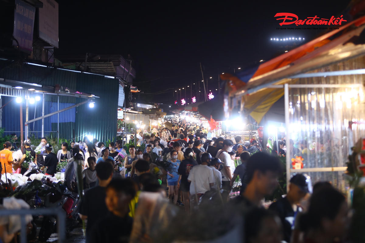 Chợ Quảng An hoạt động chủ yếu về đêm, khi đó các tiểu thương từ khắp nơi chở hoa về đây buôn bán, trong đó chủ yếu là bán buôn với số lượng lớn.