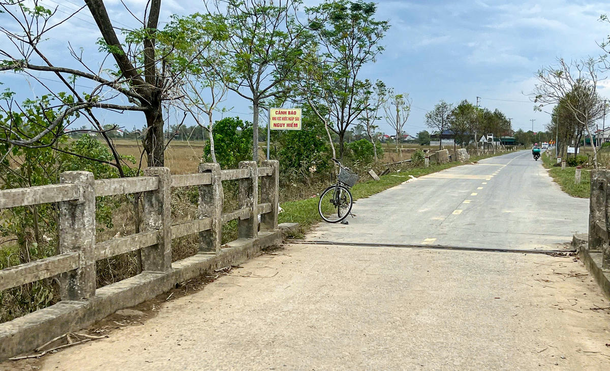 Vào mùa mưa lũ, nước sông La thường dâng cao, làm ngập hai đầu cầu. Nhiều lần xã phải cắt cử lực lượng trực cảnh báo, song việc đi lại của người dân vẫn tiềm ẩn nguy cơ lớn, đặc biệt với học sinh và người cao tuổi. Ảnh: Cẩm Kỳ