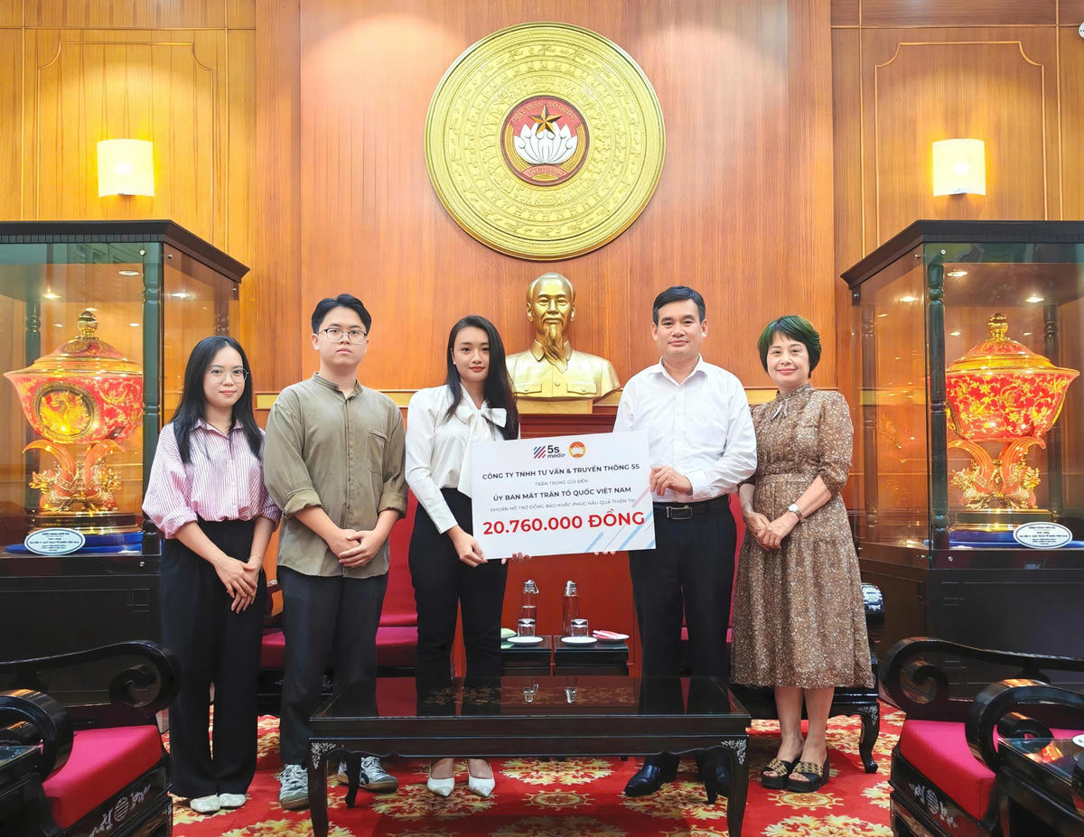 Ủy ban Trung ương MTTQ Việt Nam tiếp nhận ủng hộ từ các tổ chức, cá nhân. Ảnh: Văn Hoa