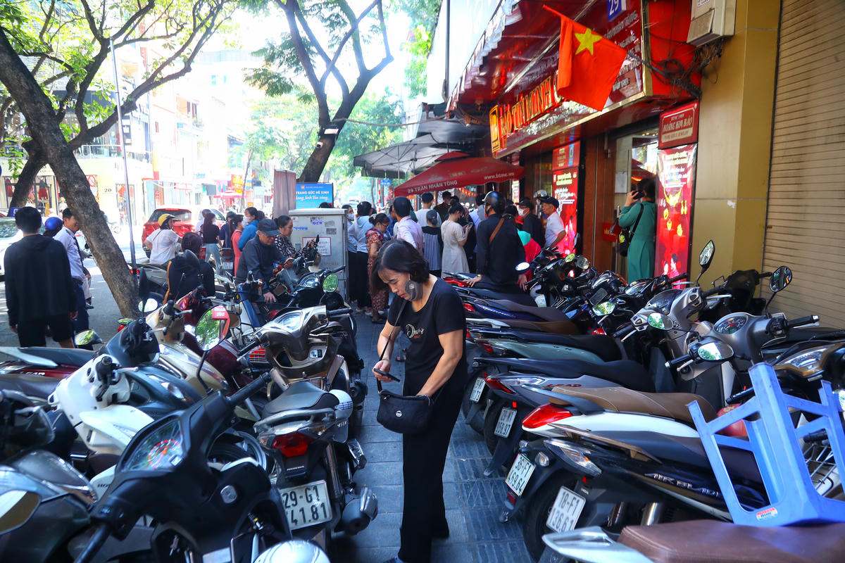Theo ghi nhận của PV Báo Đại đoàn kết, sáng 17/10&nbsp;tại "phố vàng" Trần Nhân Tông, giữa lúc giá vàng đang tăng cao, người dân vẫn đến xếp hàng từ sớm để chờ mua với kỳ vọng giá sẽ tiếp tục tăng.