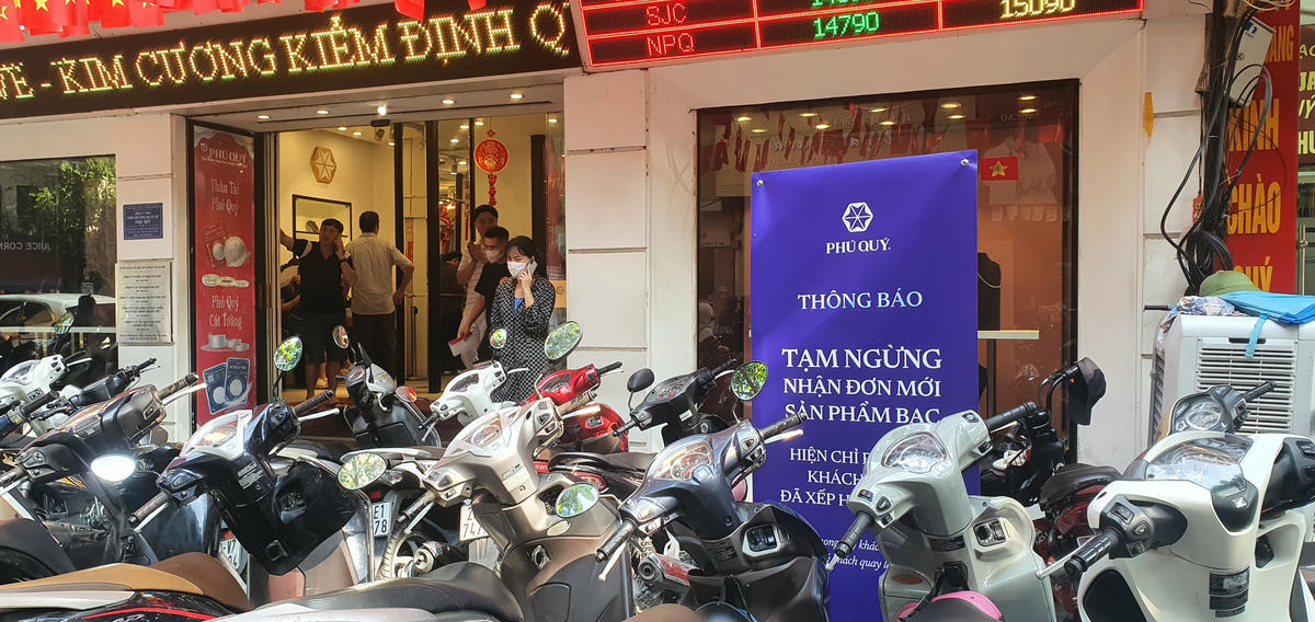 Nhiều khách hàng đến chỉ để tham khảo giá, xe tình hình người mua, kẻ bán