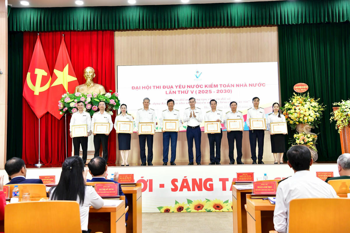 Tổng Kiểm toán nhà nước Ngô Văn Tuấn - Chủ tịch Hội đồng Thi đua - Khen thưởng KTNN trao tặng Bằng khen cho đại diện tập thể cấp Vụ, tập thể cấp Phòng và các cá nhân có thành tích xuất sắc trong các phong trào thi đua giai đoạn 2020-2025.