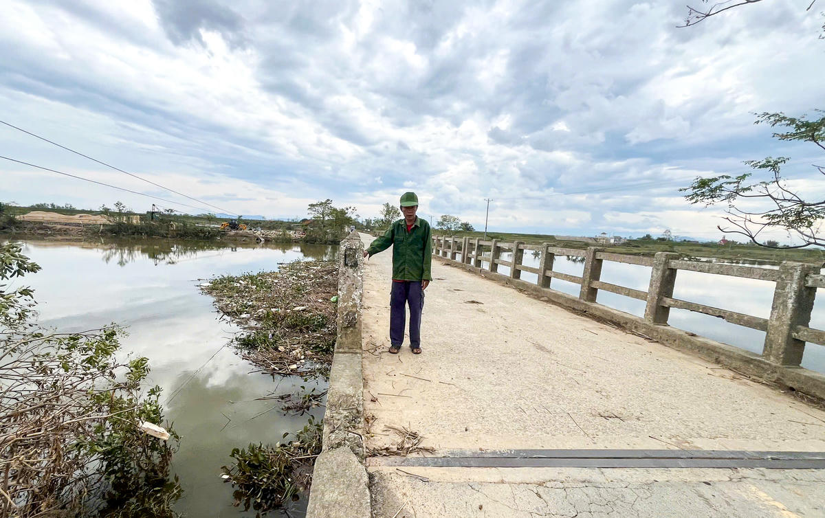 “Mấy chục năm nay cầu chưa được duy tu tổng thể lần nào. Cứ mưa lũ là rác ngập gầm cầu, người dân phải tự dọn. Giờ cầu yếu lắm rồi, chỉ mong các cơ quan chức năng sớm cho làm lại để đỡ lo”, ông Nguyễn Văn Định (trú tại thôn Vĩnh Hòa) chia sẻ. Ảnh: Cẩm Kỳ