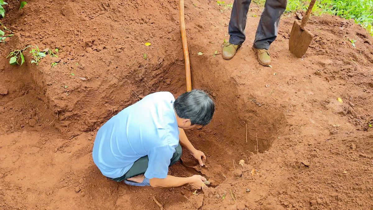 Lực lượng chức năng xã Ia Boòng cẩn thận cất bốc hài cốt liệt sĩ. Ảnh: CV.