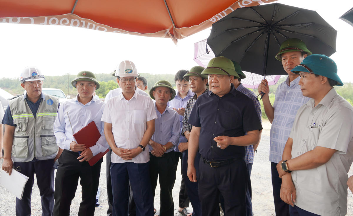 Ông Trần Phong (áo đen) đi kiểm tra hiện trường tiến độ thi công các công trình, dự án giao thông trọng điểm trên địa bàn tỉnh. Ảnh: Cổng thông tin điện tử tỉnh Quảng Trị.