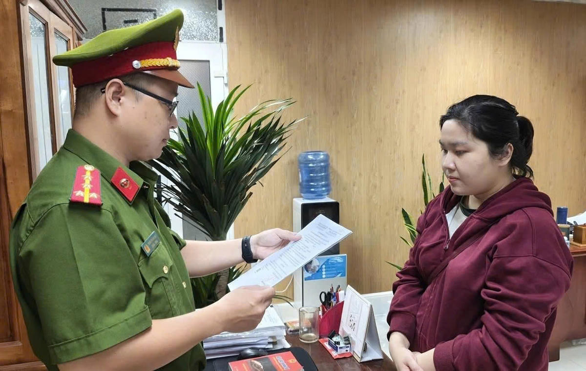 Lực lượng Công an TP Đà Nẵng đọc quyết định bắt Đỗ Hà Thương. Ảnh: Công an cung cấp.