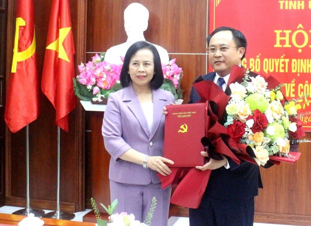 Bà Đoàn Thị Hậu, Phó Bí thư Thường trực Tỉnh ủy, Chủ tịch HĐND tỉnh Lạng Sơn trao quyết định và tặng hoa chúc mừng ông Lương Trọng Quỳnh. Ảnh: Hoàng Như.