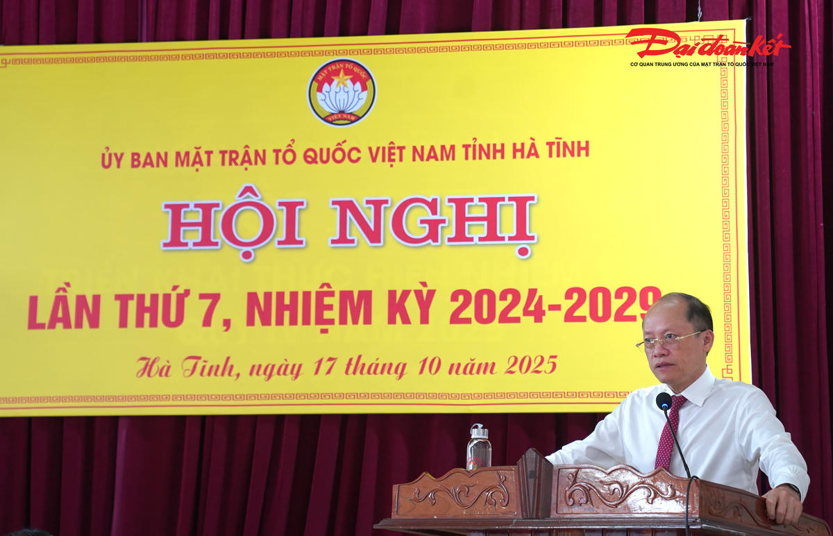 Phó Bí thư Tỉnh ủy Hà Tĩnh Nguyễn Hồng Lĩnh phát biểu giao nhiệm vụ tại hội nghị. Ảnh: Hạnh Nguyên.