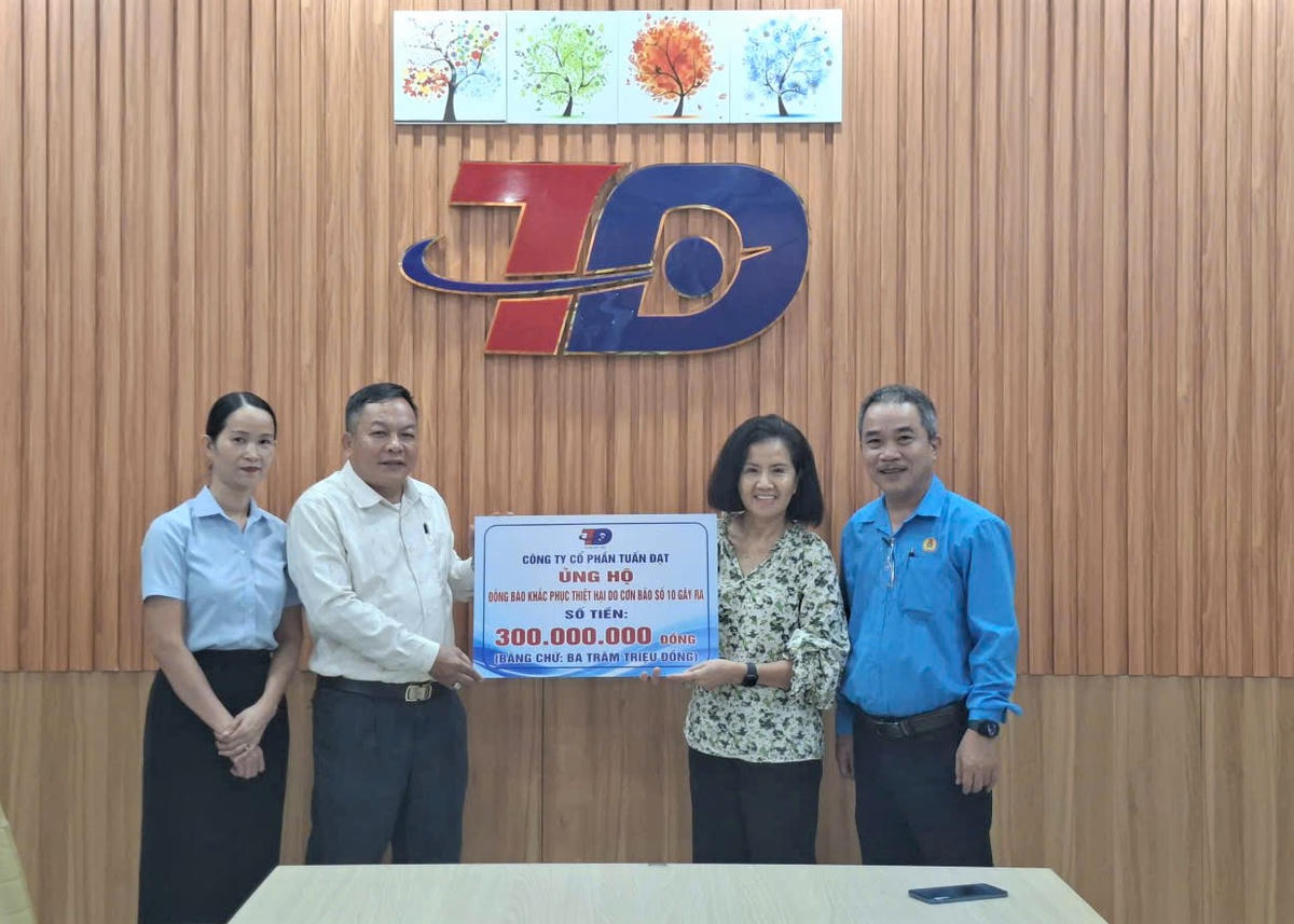 Mặt trận và công đoàn phường Tam Kỳ tiếp nhận doanh nghiệp hỗ trợ đồng bào thiệt hại cơn bão số 10. Ảnh: CV.