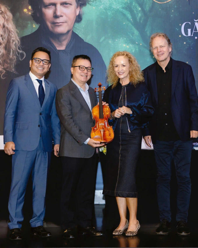 Ông Nguyễn Thuỳ Dương, Chủ tịch IB Group Vietnam - đơn vị phối hợp tổ chức, nhà báo Lê Quốc Minh chụp ảnh cùng các nghệ sĩ&nbsp;Secret Garden. Ảnh: BTC