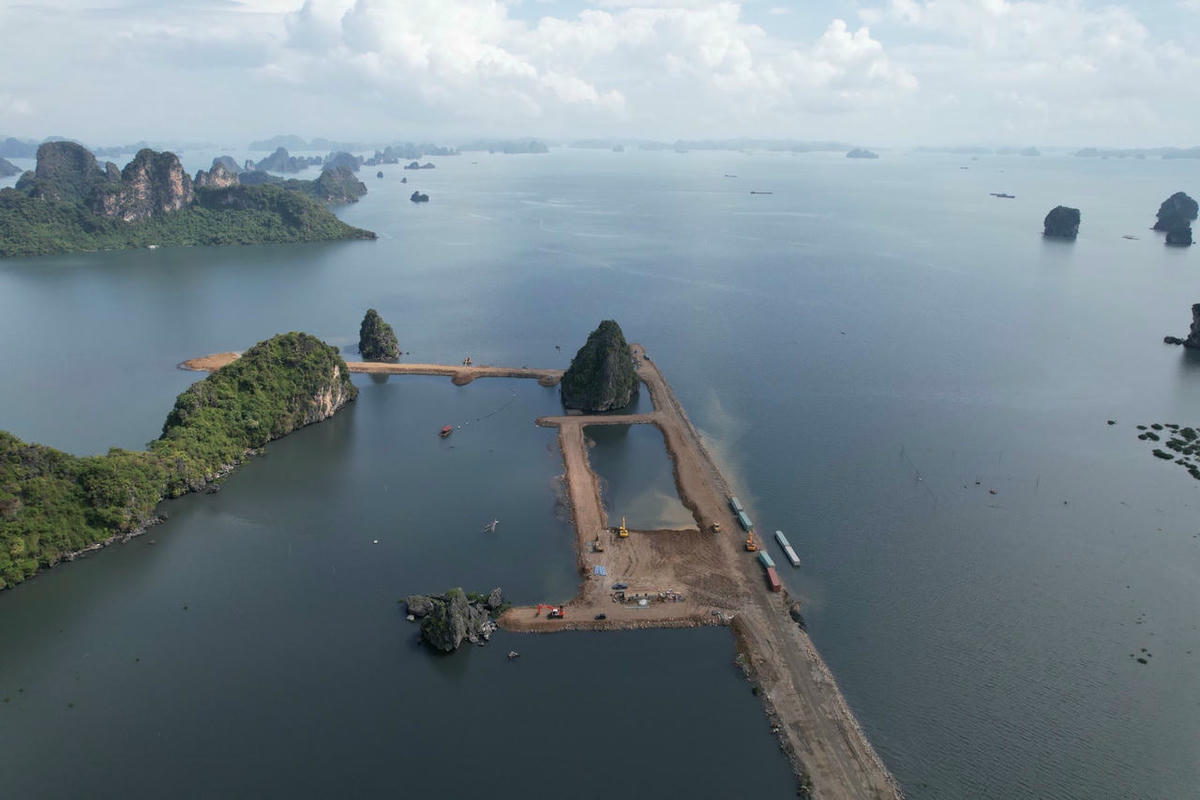 Trong phần diện tích 31,8 ha của dự án, có 3,88 ha nằm trong vùng đệm, vùng bảo vệ 2 của Di sản thiên nhiên thế giới vịnh Hạ Long. Ảnh: PV.