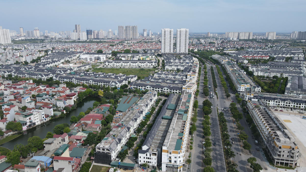 Nhiều doanh nghiệp bất động sản tung hàng. Ảnh: Quang Vinh.