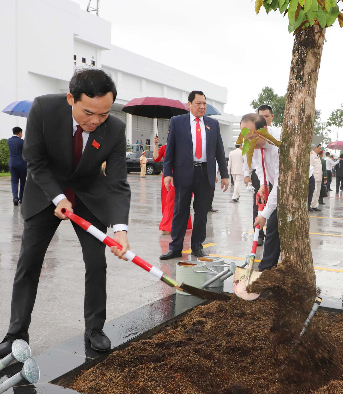 Bí thư Trung ương Đảng, Bí thư Thành ủy TP Hồ Chí Minh Trần Lưu Quang trồng cây lưu niệm tại Trung tâm hội nghị. Ảnh Trung Kiên. 