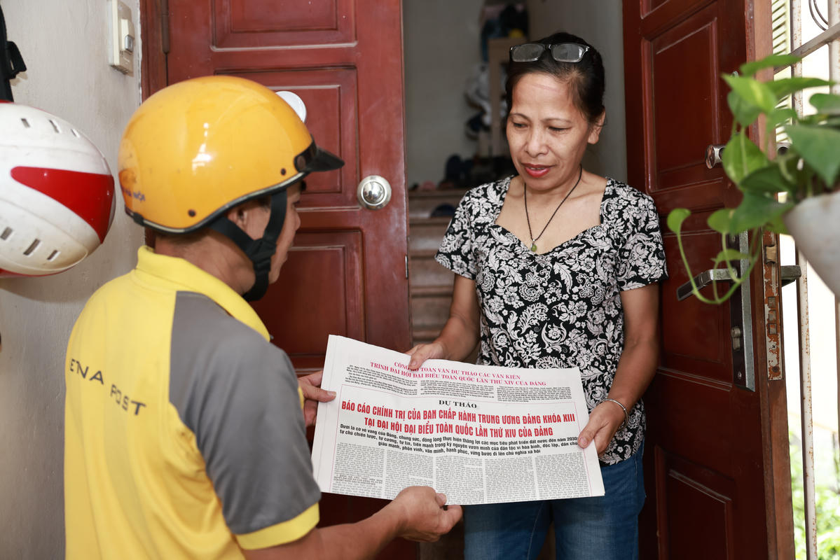 Bưu tá Bưu điện giao tận tay phụ trương tới độc giả.