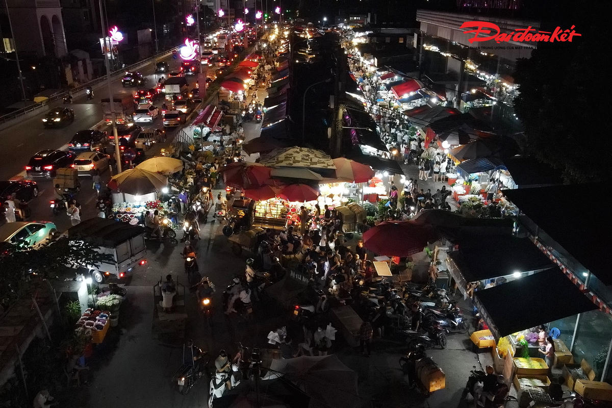 Theo ghi nhận của PV Báo Đại đoàn kết, rạng sáng ngày 18/10 chợ Quảng An tấp nập người qua lại để mua hoa tặng người thân, người yêu nhân dịp Ngày Phụ nữ Việt Nam 20/10.&nbsp;