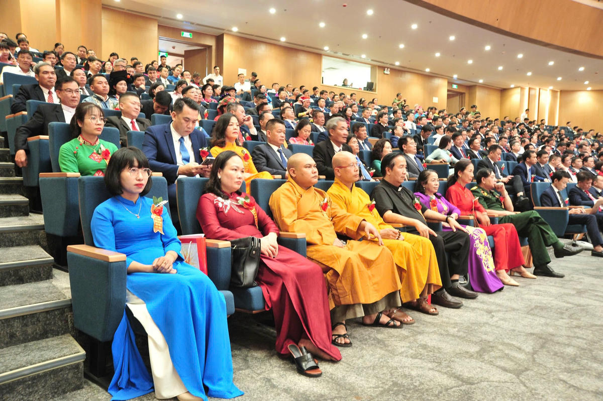 Đại hội với sự tham dự 383 đại biểu chính thức đại diện cho hàng vạn tập thể, cá nhân trong toàn tỉnh. Ảnh: Khôi Hùng.