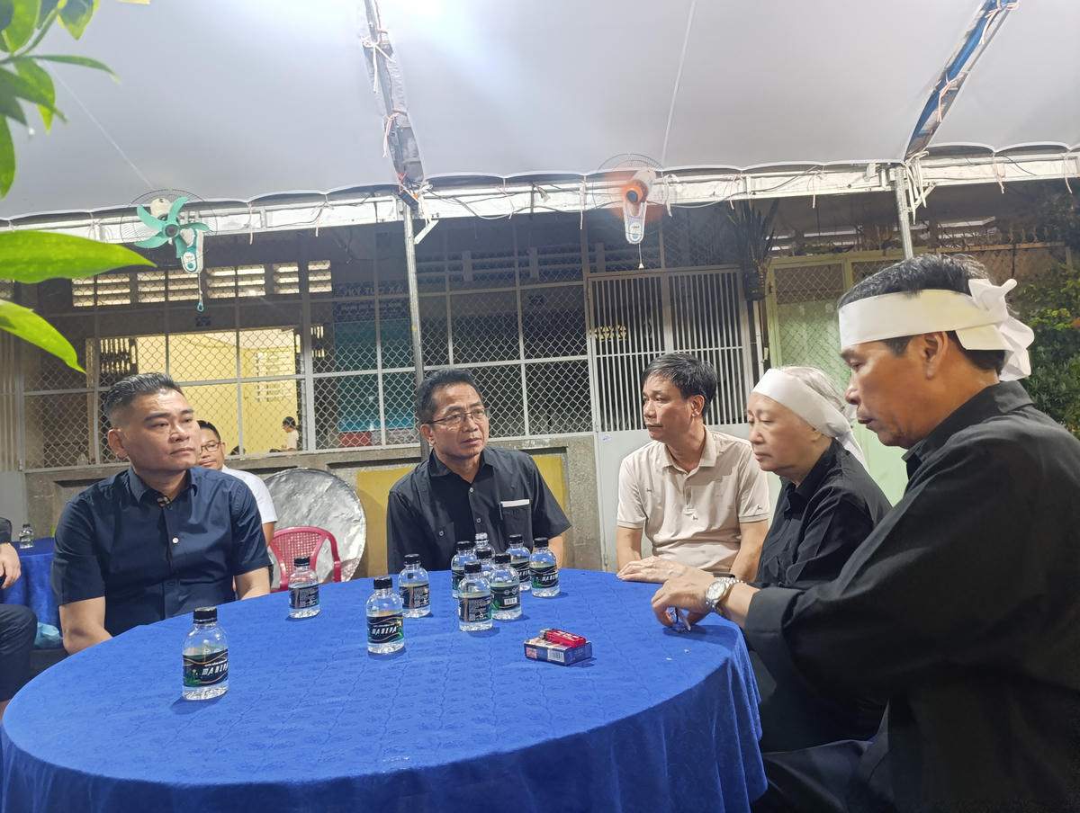 Đoàn đại diện Báo Đại đoàn kết thăm hỏi và chia buồn cùng gia quyến nguyên Tổng Biên tập Báo Đại đoàn kết Nguyễn Ngọc Thạch tại tư gia. Ảnh: Hồng Phúc.