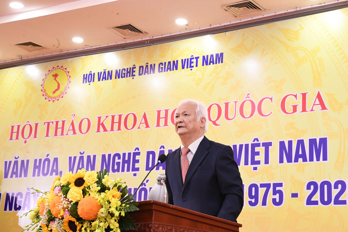 GS. TS Lê Hồng Lý - Chủ tịch Hội Văn nghệ dân gian Việt Nam phát biểu khai mạc. Ảnh: Phạm Sỹ.