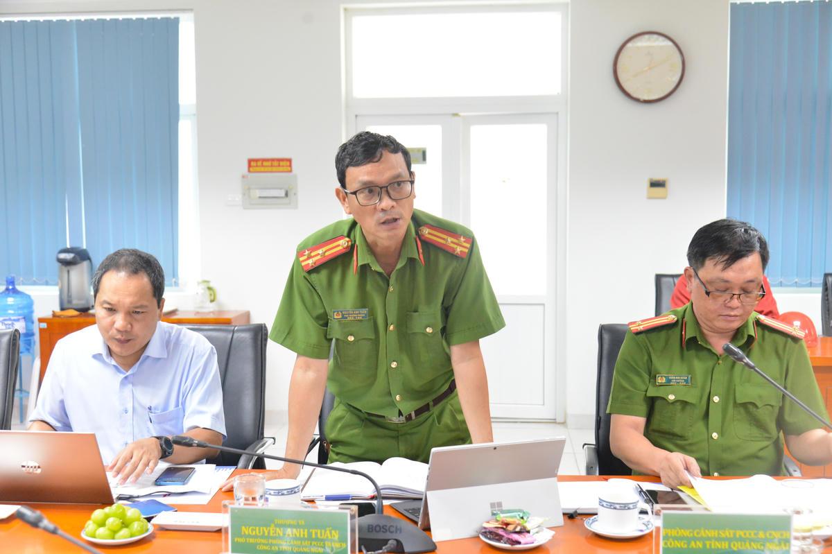 Thượng tá Nguyễn Anh Tuấn – Phó Trưởng phòng 07 (Phòng Cảnh sát PCCC và CNCH – Công an tỉnh Quảng Ngãi) phát biểu tại buổi làm việc