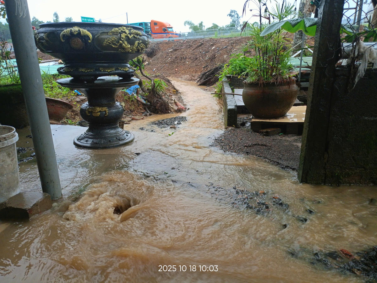 Trưa 18/10, dù trời tạnh mưa nhưng nước vẫn còn đổ tràn vào nhà dân. Ảnh: CV.