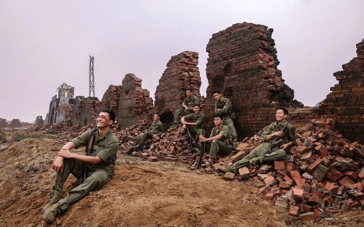 Phối hợp các cơ quan, đơn vị liên quan tổ chức chiếu phim “Mưa đỏ” theo hình thức chiếu phim lưu động tại địa bàn Đặc khu Côn Đảo. 