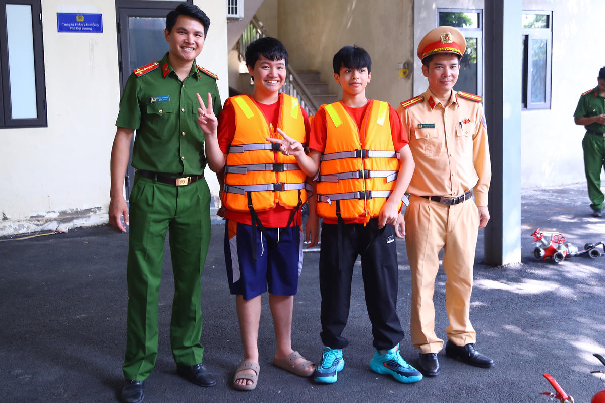 Các em học sinh hào hứng trải nghiệm buổi tập huấn.