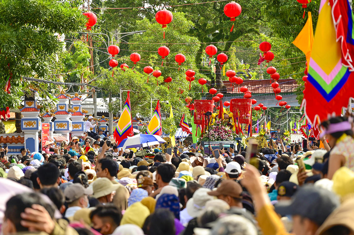 Hàng triệu người về tham dự lễ hội nguyễn Trung Trực năm 2025. Ảnh Nguyễn Minh.