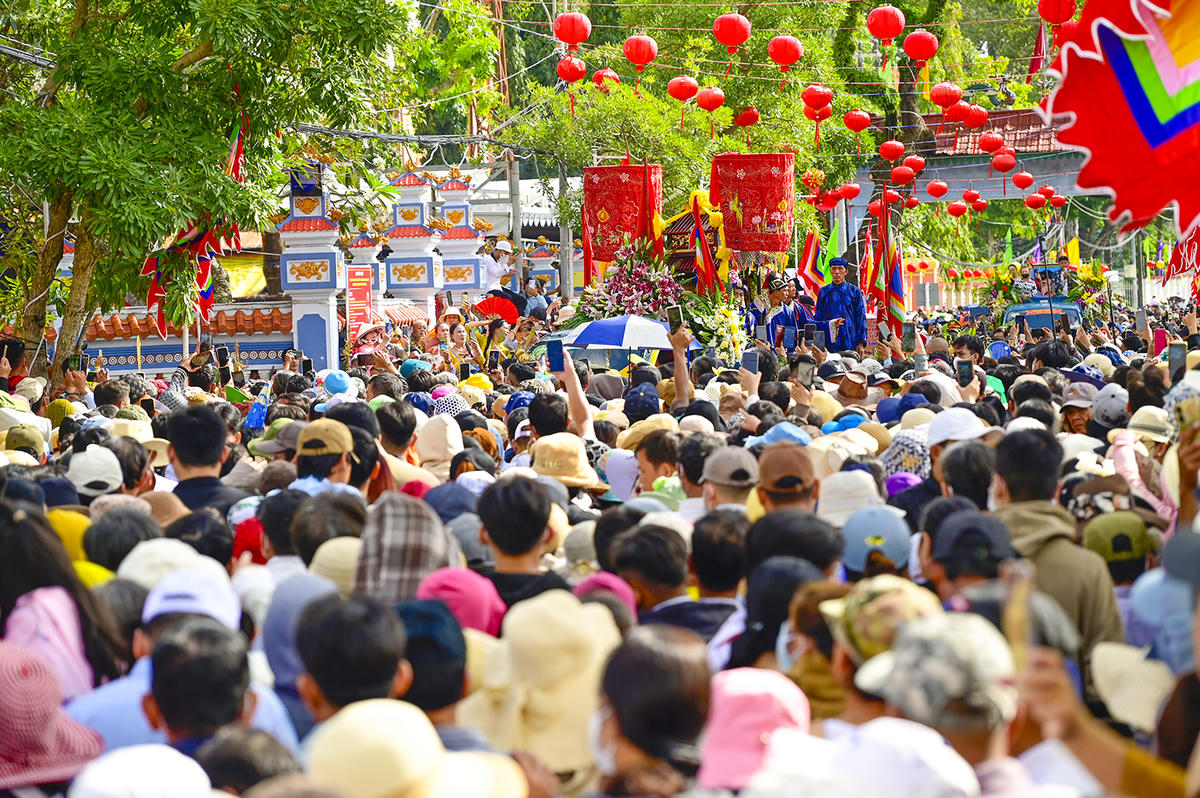 Đông đảo người dân đến dự lễ dâng hương Anh hùng dân tộc Nguyễn Trung Trực. Ảnh Nguyễn Minh