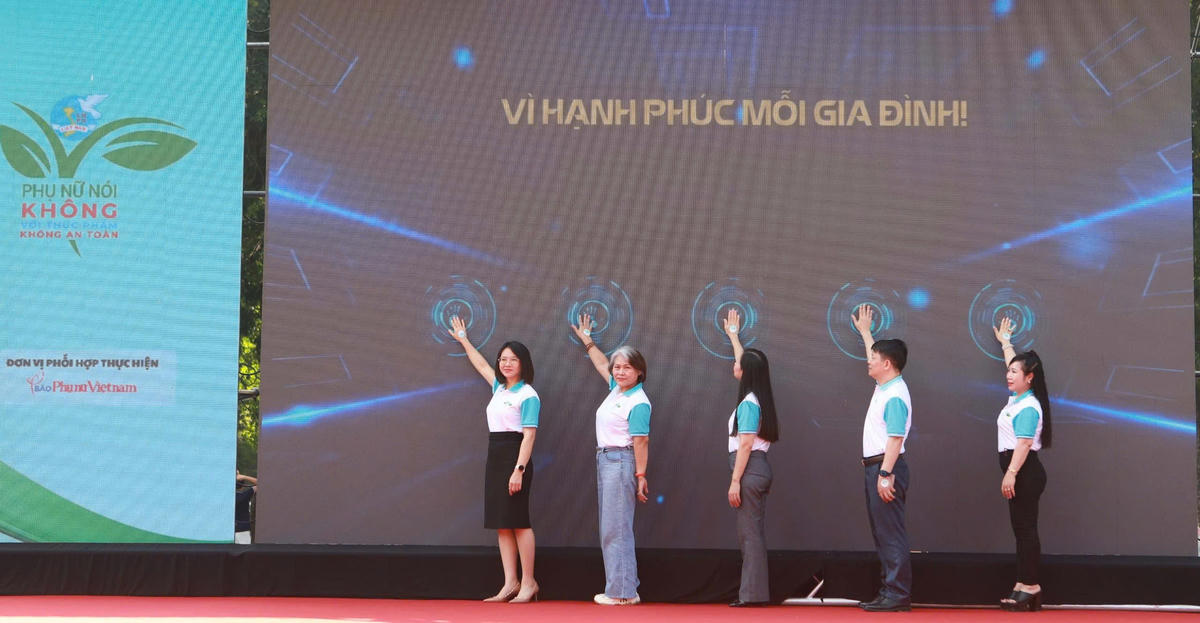 Đại diện lãnh đạo Hội LHPNVN và các đại biểu thực hiện nghi thức cam kết "Nói không với thực phẩm không an toàn”.
