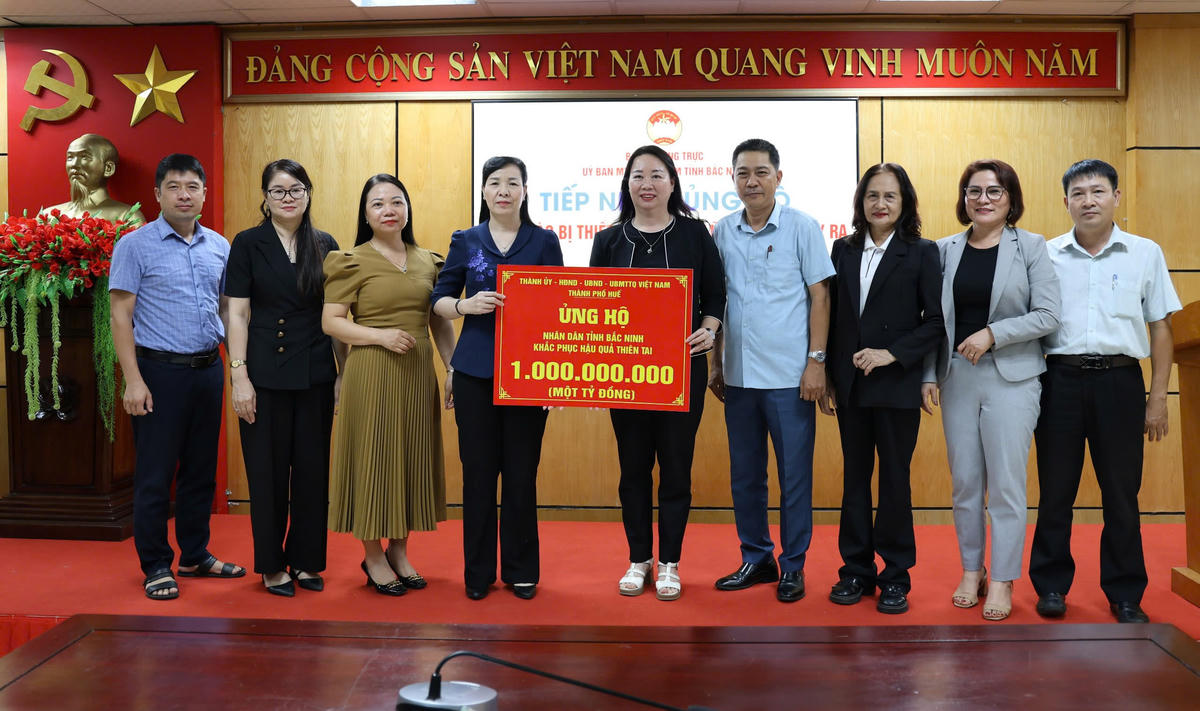 Bà Nguyễn Thị Hà - Ủy viên Ban Thường vụ Tỉnh ủy, Chủ tịch Ủy ban MTTQ tỉnh Bắc Ninh tiếp nhận nguồn ủng hộ của Đoàn công tác thành phố Huế.
Ảnh: Tô Đức