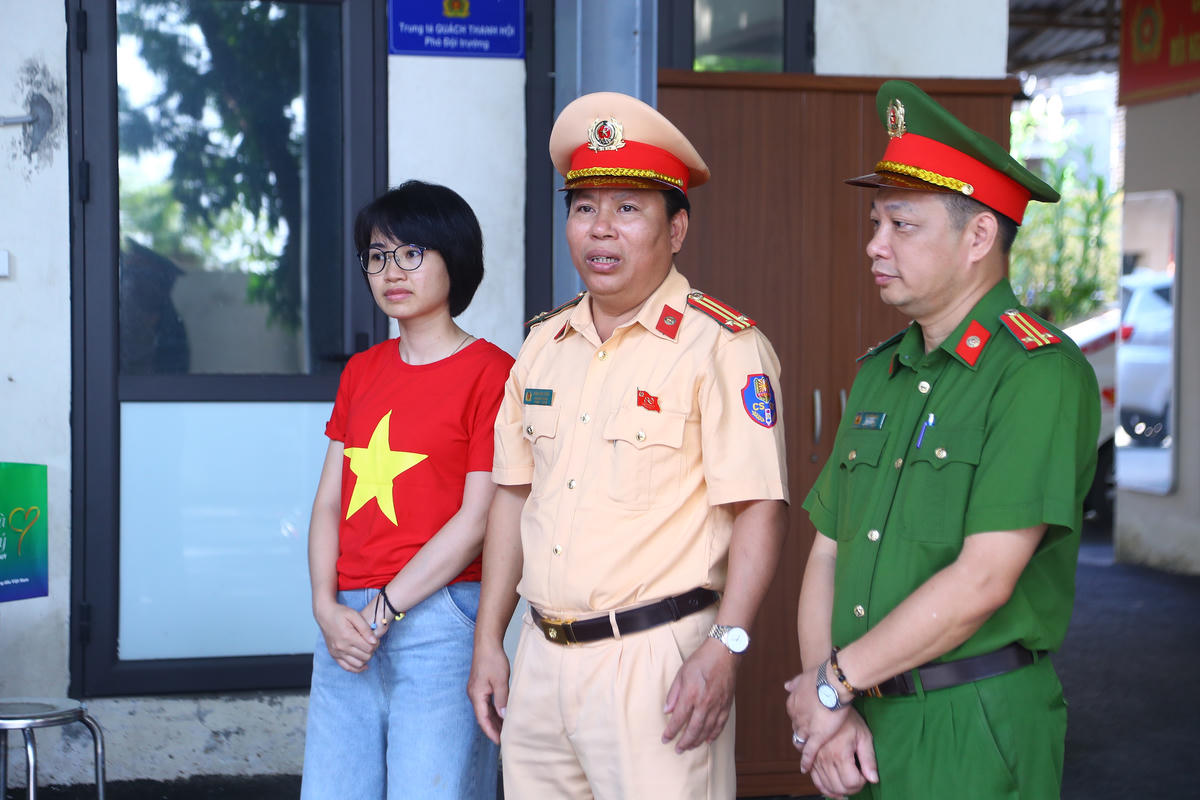 Trung tá Trần Văn Công, Phó Đội trưởng Đội Cảnh sát đường thủy số 2 (Công an TP Hà Nội) cho biết: “Buổi tập huấn không chỉ cung cấp kiến thức và kỹ năng sống thiết thực, mà còn hình thành thói quen an toàn và ý thức trách nhiệm với cộng đồng. Khi học sinh được trải nghiệm thực tế, các em sẽ hiểu rằng an toàn không chỉ là bảo vệ bản thân, mà còn là cách góp phần giữ gìn môi trường học tập và sinh hoạt chung”.