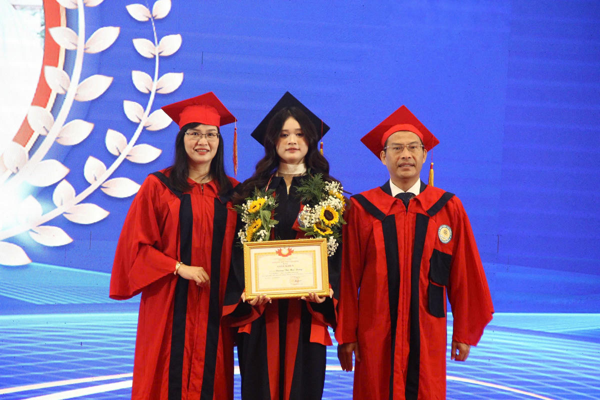 Ban lãnh đạo nhà trường trao bằng Cử nhân cho thủ khoa tốt nghiệp Dương Thị Mai Dung.&nbsp;