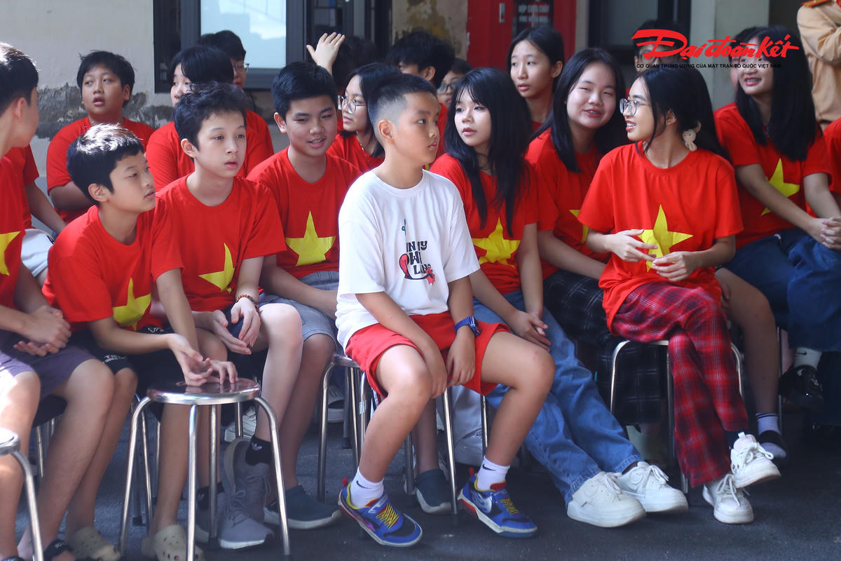 Các em học sinh tham gia buổi tập huấn kỹ năng phòng cháy, chữa cháy, cứu người bị đuối nước.