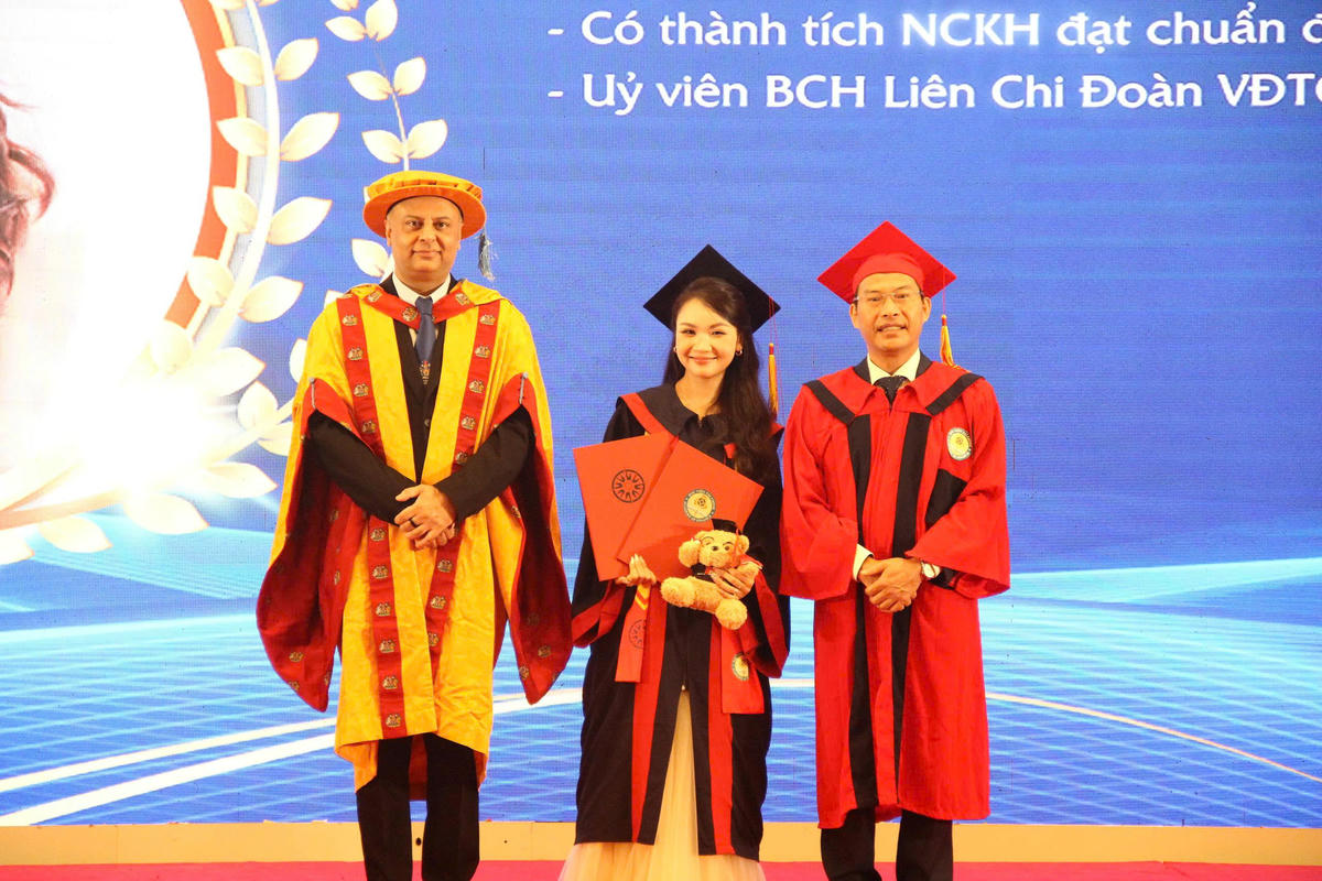 TS. Nguyễn Văn Bình - Chủ tịch Hội đồng trường Học viện Tài chính và ông Raj Dass - đại diện đối tác quốc tế khu vực Đông Nam Á trao bằng cho tân cử nhân.